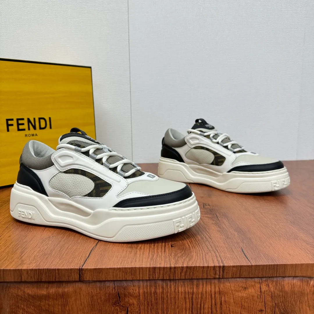 Batch 780 FENDI/FENDI Force men's sports shoes, new thick-soled lightweight lace-up low-top shoes at the counter, made of white full-grain leather and white and brown smooth leather, with padded elements. Brown FF jacquard and yellow technical fabric details. Lightweight, thick white sole with FF graphic details on the toe and heel. Main body of pebbled soft cowhide with Nappa calfskin. Contrasting color multiple composite splicing, extremely modern and youthful, webbing style lace-up hole design, multiple injection molded brand logo plastic modules on the toe, and embroidered FF logo on the side, heavy craftsmanship, full of details, super high quality control and fine workmanship! Full mesh breathable lining, ultra-light TPR foam rubber; molded outsole, lightweight and versatile, non-slip and wear-resistant! Comes with full packaging! Size: 39-40-41-42-43-44 Leather shoe size (can be customized, 38.45 cannot be returned or exchanged) Item number: 7E1728 black gray